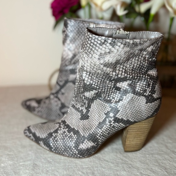 Carlos by Carlos Santana Women's Tibbie Heeled Ankle Bootie Snake Skin Size 6.5M - Picture 3 of 10